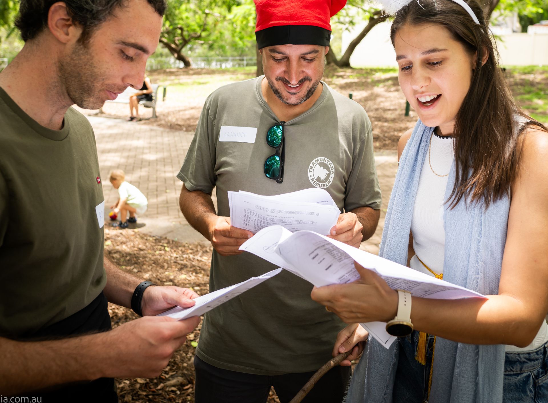Dos nois i una noia performant els pastorets durant l'esdeveniment de Nadal del Casal Catala de Queensland a Brisbane