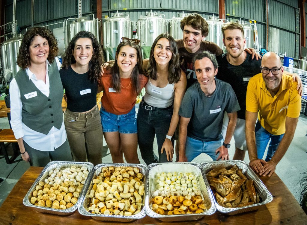 Junta del Casal Catala de Queensland amb safates de panellets durant la Castanyada 2025