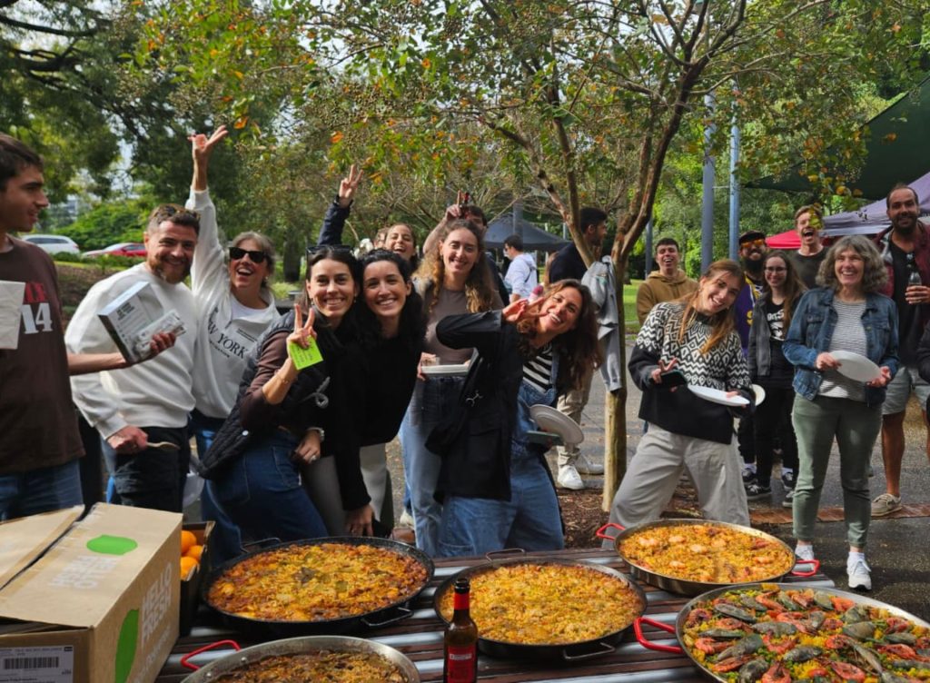 Grup de catalans amb paelles al New Farm Park de Brisbane